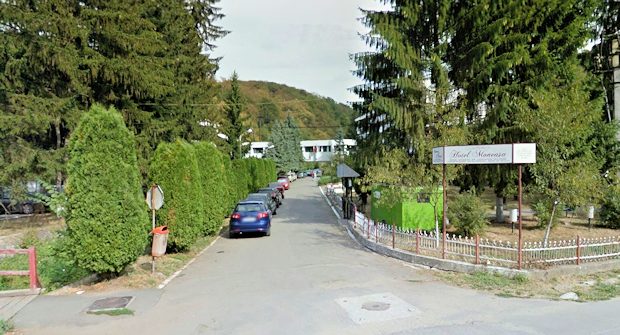 Einfahrt zur Hotelanlage