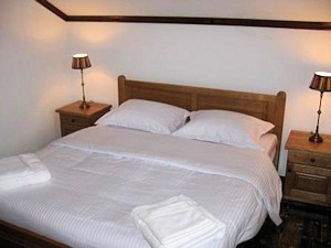 Schlafzimmer im Obergeschoss vom Wohnhaus bei Sadu