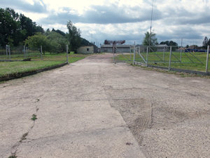 Zufahrt vom Gewerbegrundstck