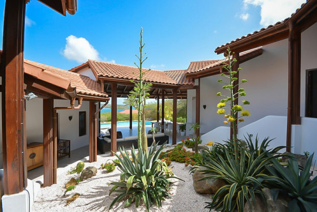 begr�nter Innenhof der Villa