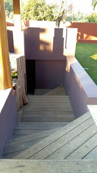 zur Garage des Einfamilienhauses