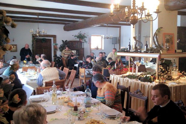 Weinlokal mit Gsten auf dem Weingut