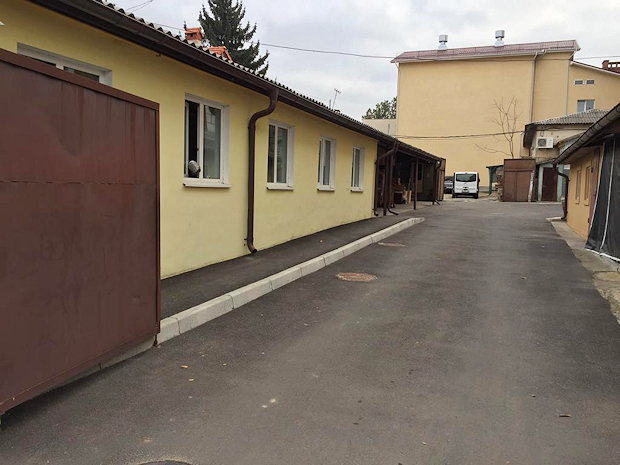 Einfahrt zur Werkstatt mit Büro in Chisinau Moldawien Einfahrt zur Werkstatt mit Büro in Chisinau Moldawien