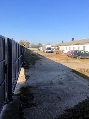 Eingangstor zum Gewerbegrundstck mit Halle