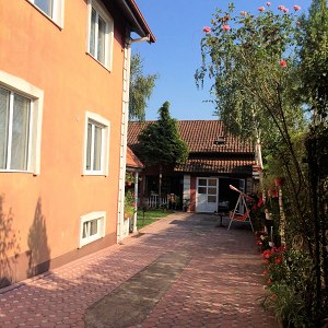 hinten das zweite Wohnhaus