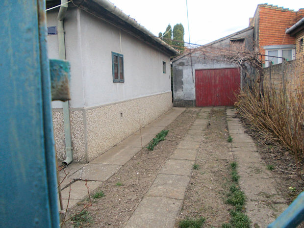 Zufahrt zur Garage des Ausbauhauses in Subotica Serbien