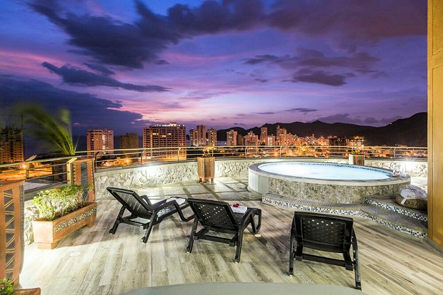 Dachterrasse mit Yacuzzi des Apartmenthauses in Santa Marta Kolumbien