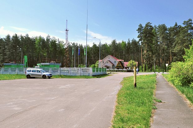 Einfahrt zum Gewerbegrundstück und Lagerhallen Einfahrt zum Gewerbegrundstück und Lagerhallen