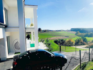 Seitenansicht vom Einfamilienhaus