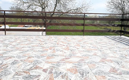 groe Terrasse vom Wohnhaus in der Slowakei