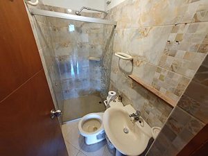 Toilette und Dusche zum einem G�stezimmer der Finca