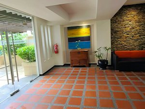 zum Swimmingpool der Wohnung