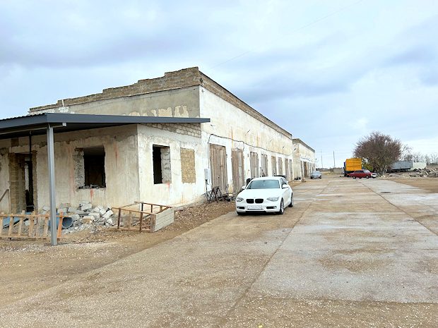 Lagerhallen auf dem Grundstck der Krim