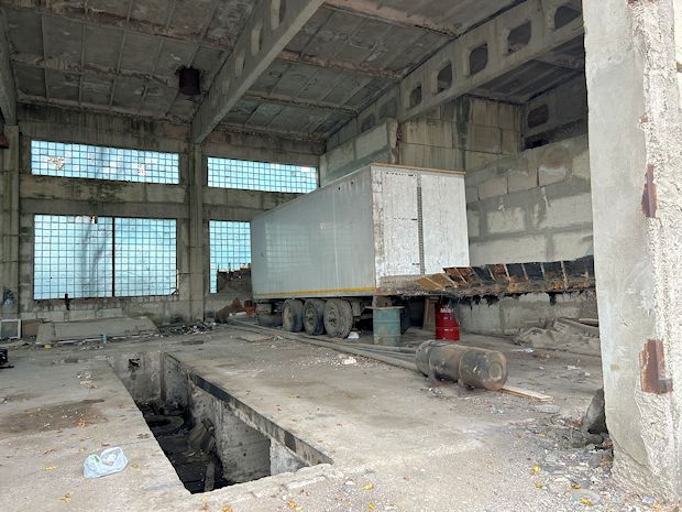 Kfz Reparaturhallen auf der Krim