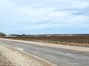 angrenzende Strae zum Gewerbegrundstck