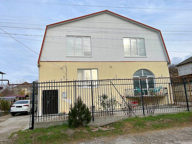 Straenansicht vom Wohnhaus in Skalyste Krim