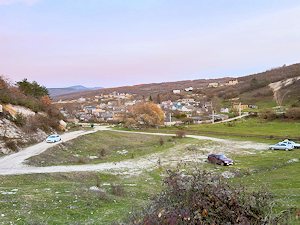 das Dorf unweit der mglichen Grundstcke