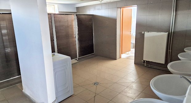 Toiletten der Industriehalle in Satu Mare