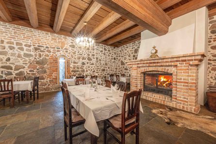 Kamin im Restaurant des Hotels Klosters Kamin im Restaurant des Hotels Klosters