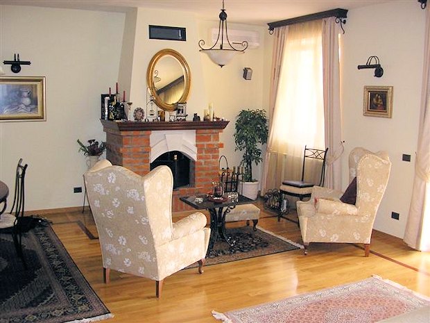 Wohnzimmer mit Kamin im Einfamilienhaus