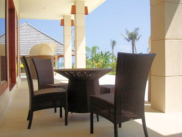 Terrasse einer Luxusvilla im Badung Regency Bali